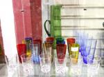Lot verrerie : ensemble de verres colorés et un broc...