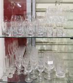 Ensemble verrerie : plusieurs parties de service de verres dont...