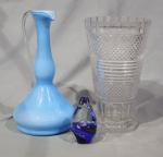 * Vase en verre taillé, une aiguière en verre opalin...