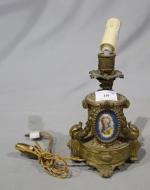 * Bougeoir de style Louis XVI à décor d'un médaillon...