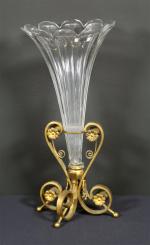 VASE cornet en cristal à côtes plates, monture en bronze,...