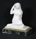 FEMME VOILEE assise en marbre blanc, sur socle en marbre...