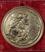 Paire de MEDAILLONS ronds en bronze doré représentant Henri IV...