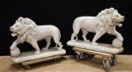 Paire de LIONS de parc en marbre blanc veiné sculpté....