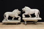 Paire de LIONS de parc en marbre blanc veiné sculpté....