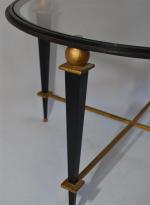 ANNEES 1940-1950
Table guéridon en fer forgé laqué noir et doré,...