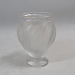 LALIQUE France
Vase en verre moulé pressé, signé
H.: 12.8 cm