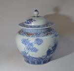 CHINE
Vase couvert en porcelaine à décor de personnages jouant dans...
