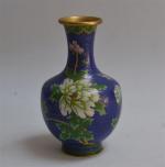 CHINE
Vase bouteille en bronze cloisonné et émaux polychromes
H.: 15.5 cm