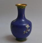 CHINE
Vase bouteille en bronze cloisonné et émaux polychromes
H.: 15.5 cm