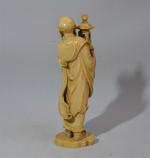 JAPON
Okimono en ivoire sculpté représentant un sage tenant sa lanterne
Fin...