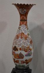 JAPON
Paire de vases en porcelaine à décor polychrome et or,...