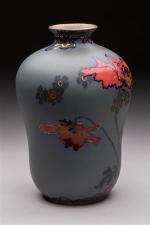 Autriche. Vase de forme bulbe à petit col en porcelaine...