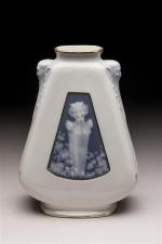 Joe Descomps (1869-1950). Vase de forme triangulaire en porcelaine blanche...