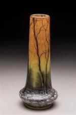 Daum. Vase de forme tubulaire à base renflée en verre...