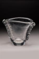 Daum. Vase de forme ouverte en cristal blanc à deux...
