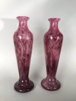 Delatte. Paire de vases de forme balustre en verre marbré...