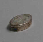 BOITE couverte en argent, de forme ovale
Paris, 1798-1809
Maitre orfèvre: Denis...
