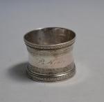 ROND DE SERVIETTE en argent à décor gravé
Paris, 1819-1838
Poids: 44...