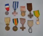 France Lot de 9 décorations : Palmes académiques, Médaille militaire,...