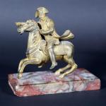 Napoléon 1er à cheval. Bronze doré sur socle marbre, ép....