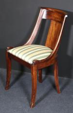 Paire de chaises gondoles de style Restauration en bois teinté...