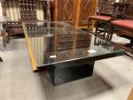 TABLE basse en bois laqué noir moderniste. 31 x 130...