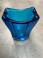 DAUM France Vase cornet en cristal bleu signé sur la...
