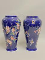 Paire de vase en ceramique vernisée à fond bleu, décor...