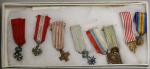 Huit réductions de médailles militaires contenant dans une boite