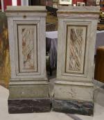 Deux consoles gaines en bois peint façon marbre (accidents et...