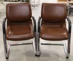 Deux fauteuils de bureau cuir marron, Ed. Comforto