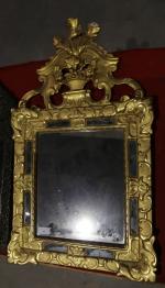 Glace bois doré à parecloses de style Louis XV à...