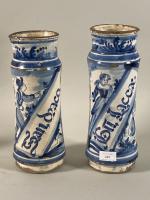 Deux vases albarello en faïence décor camaïeu bleu de personnages