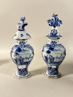 Deux vases couverts en faïence de Delft à décor de...