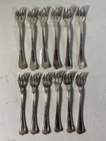 Douze fourchettes à huitre en métal argenté modèle à filets