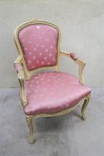 FAUTEUIL de style Louis XV, garniture  de soir rose...