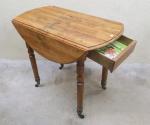 TABLE à volets rustique en chêne ouvrant par un tiroir,...