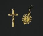 Suite de quatre pendentifs comprenant une croix gravée Lourdes, une...