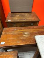Une TABLE à jeu à pieds tournés d'époque XIXème siècle....