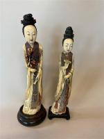 Deux OKIMONOS en ivoire sculpté polychrome à décor de deux...