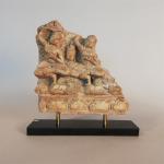 GROUPE sculpté en plâtre patiné dans ke style Gandhara. 23...