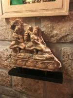 GROUPE sculpté en plâtre patiné dans ke style Gandhara. 23...