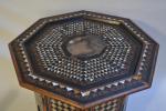 SYRIE
Table guéridon de forme octogonale, en placage de bois naturel,...