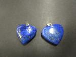 Deux pendentifs en forme de coeur en lapis lazuli, bélières...