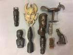 Ensemble de masques et statuettes africaines en bois et bronze....
