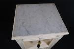 TABLE de chevet, vers 1930 en bois laqué blanc, plateau...