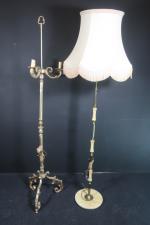 Deux LAMPADAIRES de style Rocaille en bronze doré et onyx....
