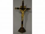 CHRIST en ivoire sculpté, sur une croix en bois peint