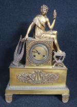 Petite pendule d'époque Restauration en bronze doré à décor d'Apollon...